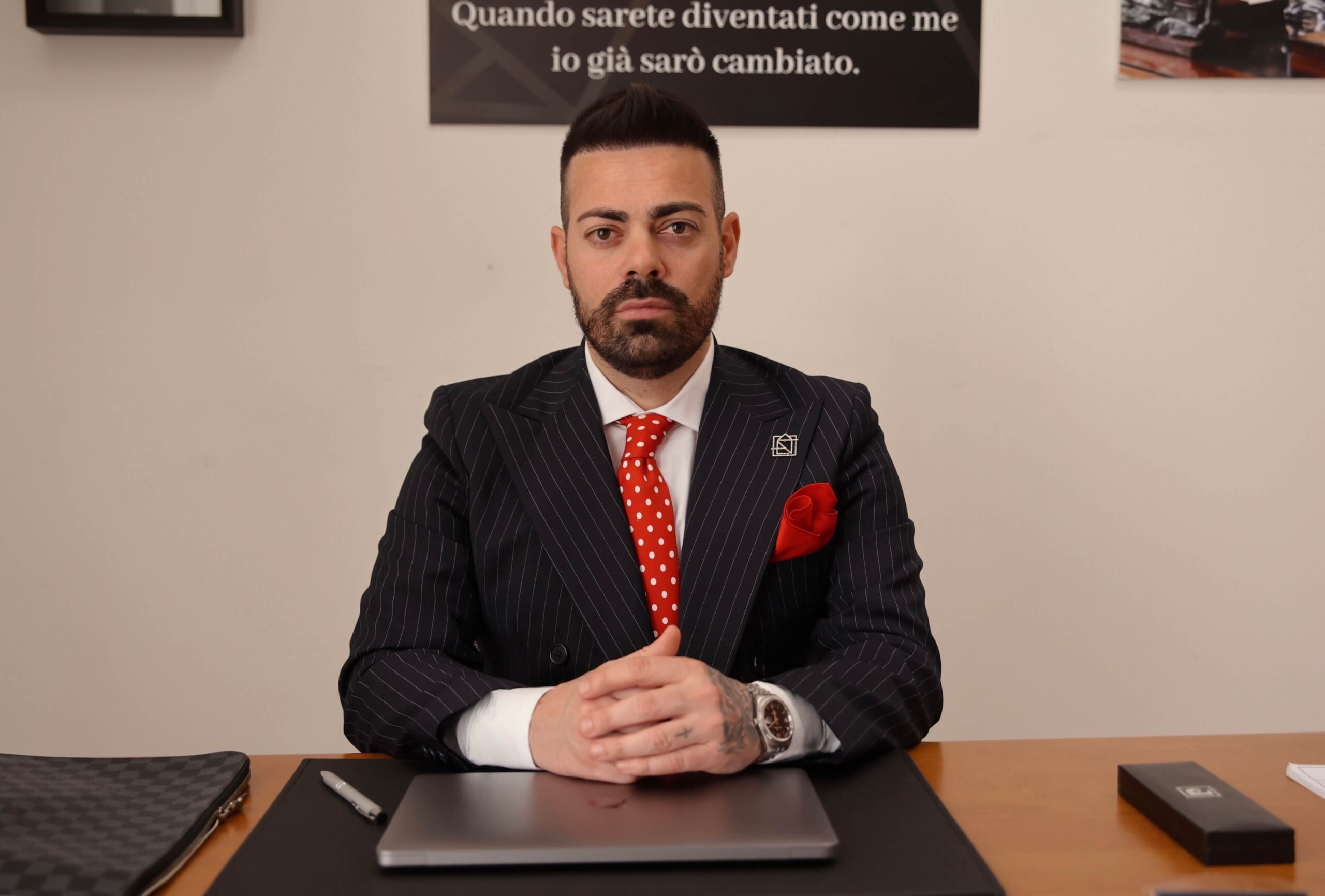 emanuele napolitano nel suo ufficio napolitano investments